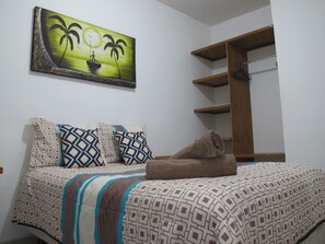 2 habitaciones, tabla de planchar con plancha, wifi y ropa de cama 