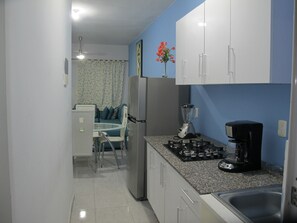 Cafetera y tetera, utensilios de cocina y olla para langostas 