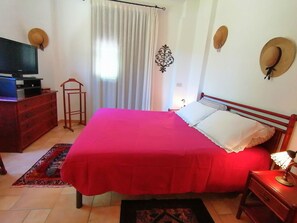 4 slaapkamers, een strijkplank/strijkijzer, reisbedje, gratis wifi