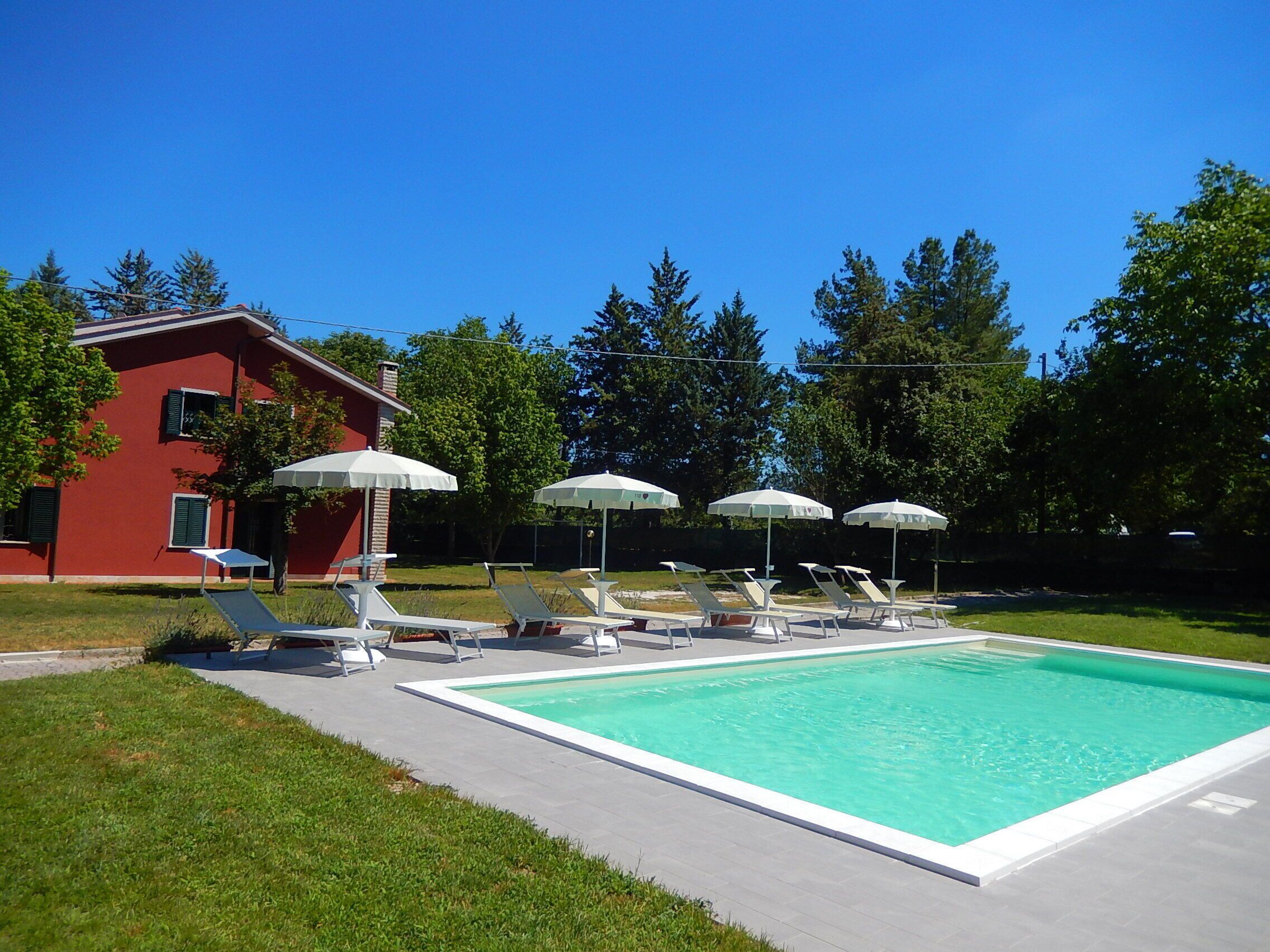 Piscina all'aperto, lettini