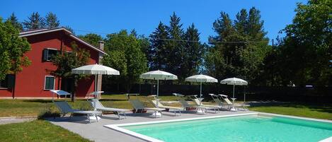 Piscina all'aperto, lettini