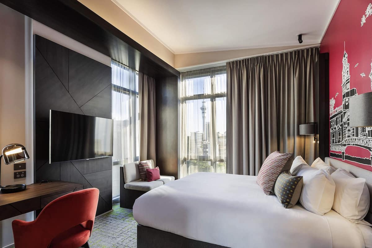 Phòng Deluxe, ban công (High Floor) | Trang trí khác biệt, trang bị nội thất với thiết kế riêng biệt, bàn