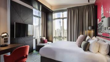 Deluxe Room, Balcony (High Floor) | Dihias secara berasingan, dilengkapkan perabot secara berasingan, meja