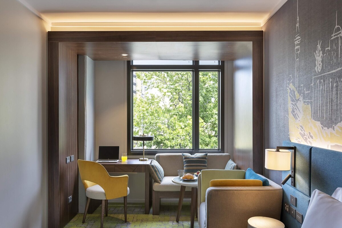 Desk, laptop workspace, cribs (free), WiFi (free)