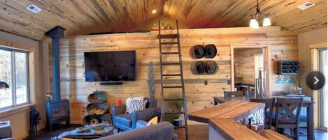 Smart-tv, een open haard, tafelvoetbal en een kantoor