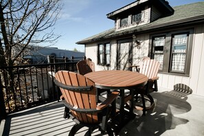 Outdoor dining - Wurthmann House Unit #1
Your Home Away From Home (Berlin)