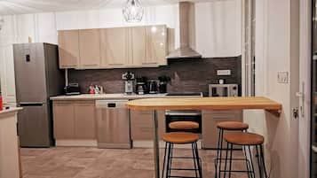 Fridge, oven, stovetop, dishwasher