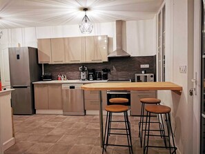 Fridge, oven, stovetop, dishwasher
