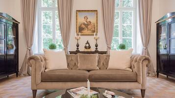 Televisio, DVD-soitin, kirjoja, videokirjasto