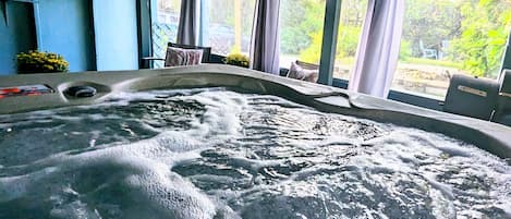 Indoor spa tub