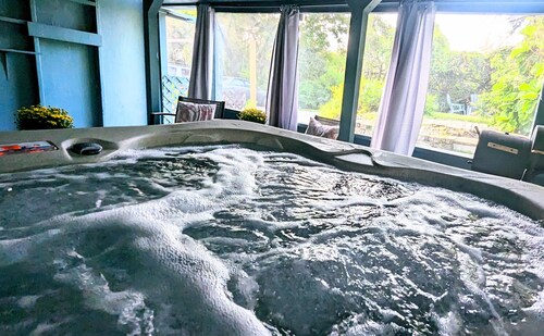 Walk to St Aug Beach or Explore the Oldest City- 2 Bedroom villa with hot tub