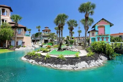 Walk to the beach or Explore the Nation's Oldest City- 2 BR villa with hot tub
