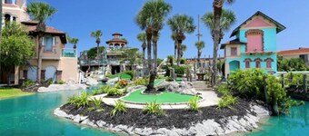 Walk to the beach or Explore the Nation's Oldest City- 2 BR villa with hot tub