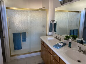 Tina con regadera, secadora de cabello, toallas, jabón 