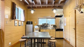 Réfrigérateur, micro-ondes, plaque de cuisson