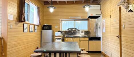 冷蔵庫、電子レンジ、コンロ、調理器具と食器