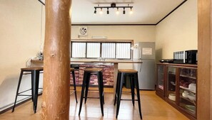 Kühlschrank, Mikrowelle, Herdplatte, Kochgeschirr/Geschirr/Besteck