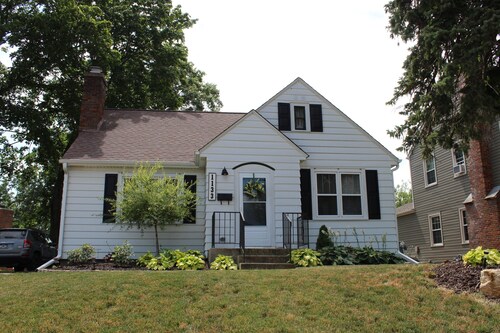 Spring into Dubuque: Stroll, Shop, Sip & Stay in our Charming Cozy Bungalow!