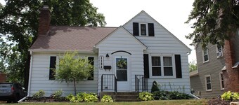 Eat, Shop, Stroll & More! Stay at this Cozy Bungalow in Dubuque!