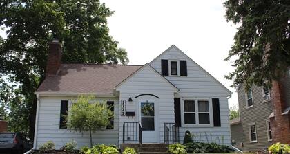 Spring into Dubuque: Stroll, Shop, Sip & Stay in our Charming Cozy Bungalow!
