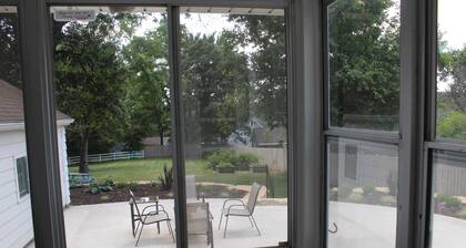 Eat, Shop, Stroll & More! Stay at this Cozy Bungalow in Dubuque!