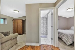 4 bedrooms, desk, iron/ironing board, free WiFi