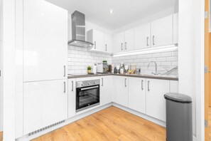 Fridge, oven, dishwasher, cookware/dishes/utensils