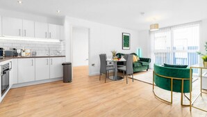 Eine moderne Wohnung mit Küche, Essbereich und Wohnzimmer.