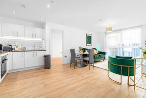 A modern apartment with a kitchen, dining area, and living room. - Birmingham City Centre - 2 Bed - Secure Parking
 (West Midlands)
