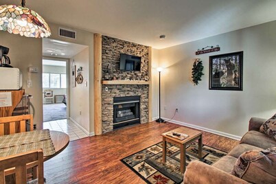 WALK TO D'TOWN GATLINBURG! 1/1 Condo With Fireplace and Pool! Sleeps 4 No stairs
