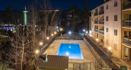 WALK TO D'TOWN GATLINBURG! 1/1 Condo With Fireplace and Pool! Sleeps 4 No stairs