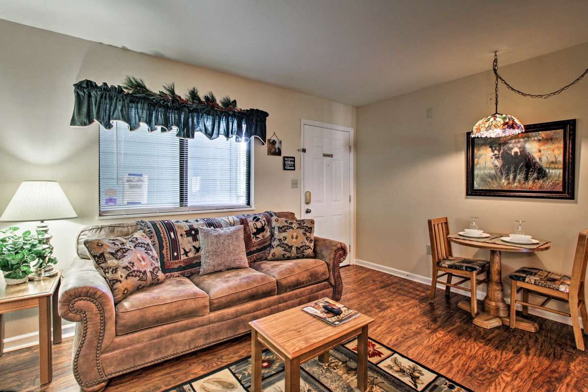 WALK TO D'TOWN GATLINBURG! 1/1 Condo With Fireplace and Pool! Sleeps 4 No stairs