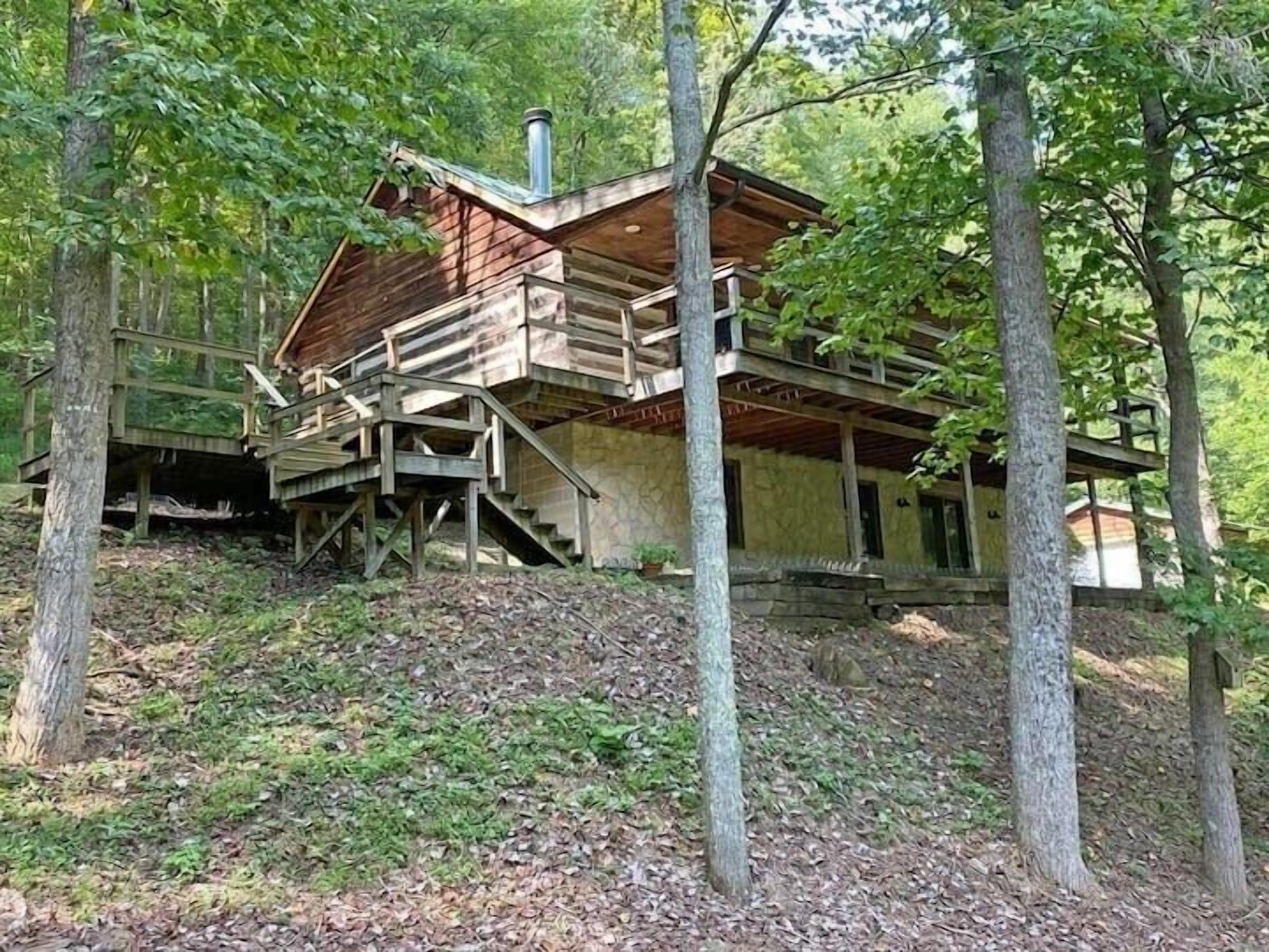 Secluded 100 Acre Retreat Cabin - Hot Tub - WiFi - Garage
