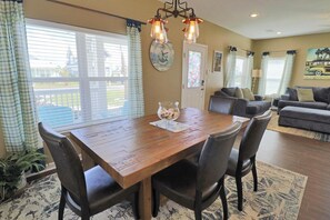 Dining - OCEAN'S HEAVEN IS AN IMMACULATE HOME IN QUIET NEIGHBORHOOD! COMMUNITY POOL (Mexico Beach)