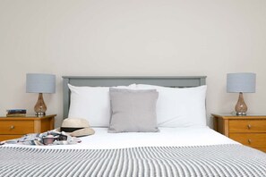 2 Schlafzimmer, Schreibtisch, Bügeleisen/Bügelbrett, Reisekinderbett