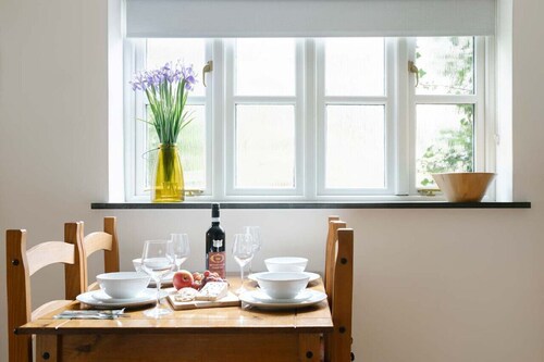 2 Bedroom Central House Near Chapel Street