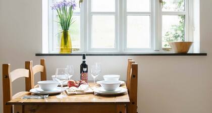 2 Bedroom Central House Near Chapel Street