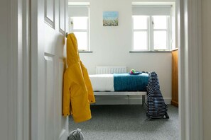 2 sovrum, skrivbord, strykjärn/strykbräda och resesäng