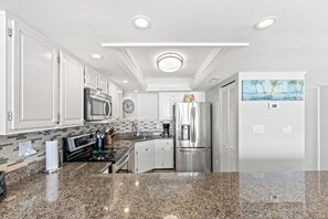 Kjøleskap, mikrobølgeovn, ovn og kokeplater