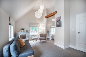 Televisor, reproductor de DVD, llibres i videoteca 