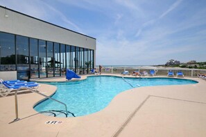 Una piscina techada, una piscina al aire libre