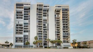 Un moderno edificio de gran altura con varios balcones y techo plano.