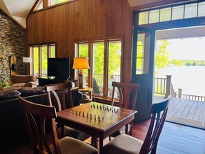 Älytelevisio, takka, DVD-soitin, kirjoja