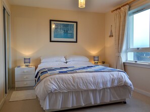 2 bedrooms, free WiFi, bed sheets - 2 bedroom accommodation in Cullen, near Buckie (Cullen, near Buckie)