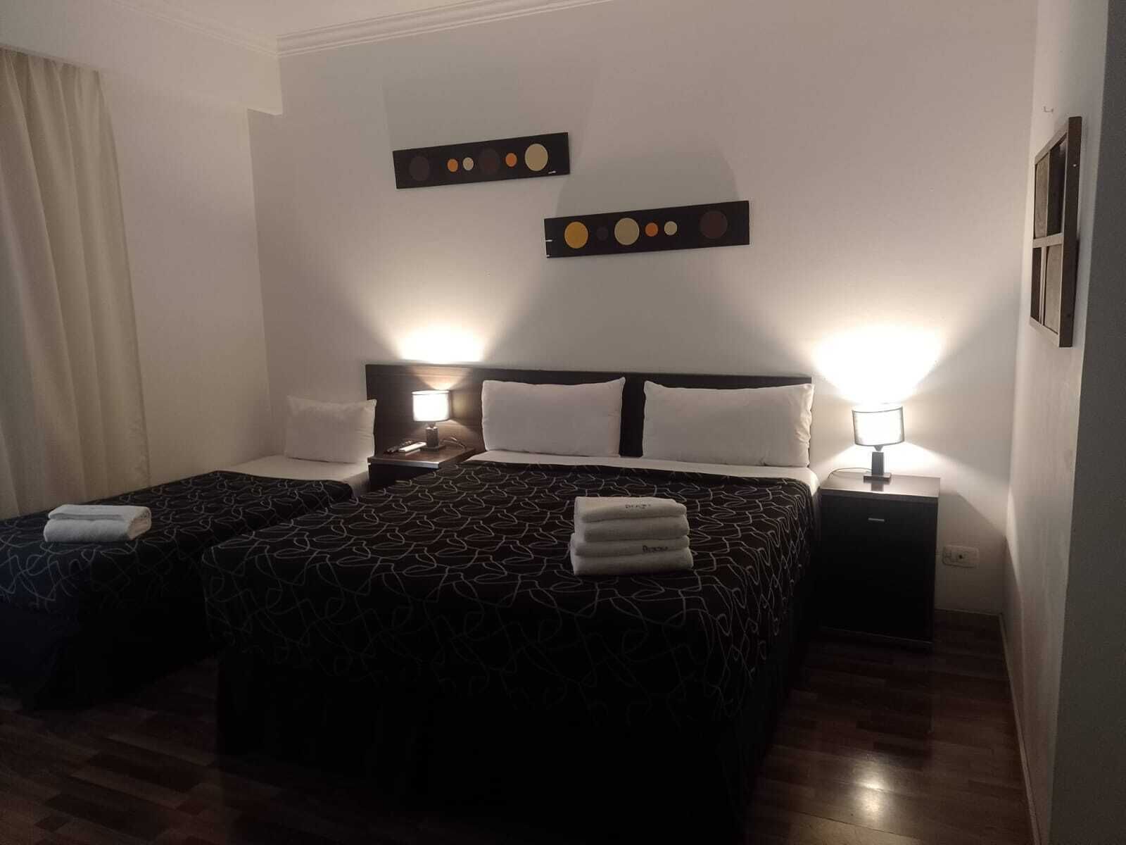 Cortinas blackout, wifi gratis y ropa de cama 