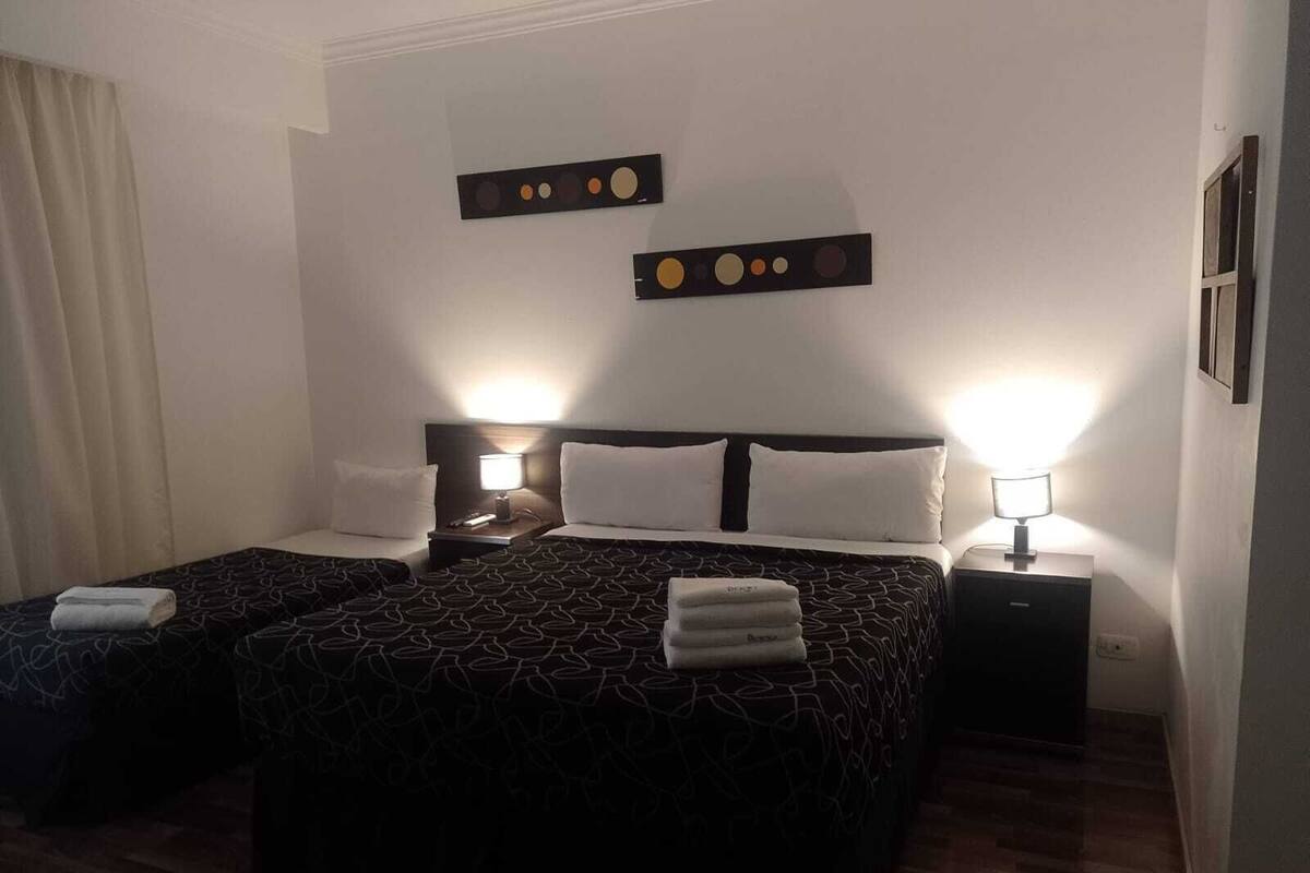 Cortinas blackout, wifi gratis y ropa de cama 