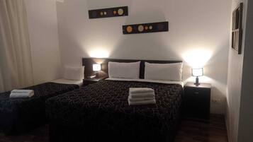 Cortinas blackout, wifi gratis y ropa de cama