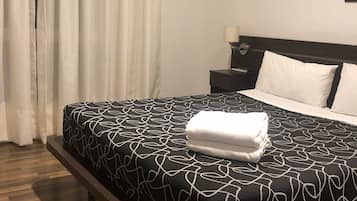 Cortinas blackout, wifi gratis y ropa de cama