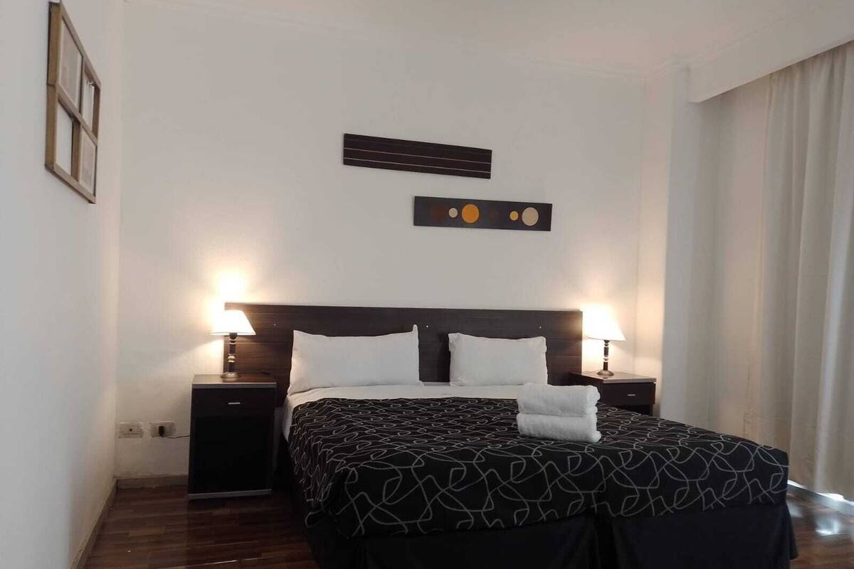 Cortinas blackout, wifi gratis y ropa de cama 