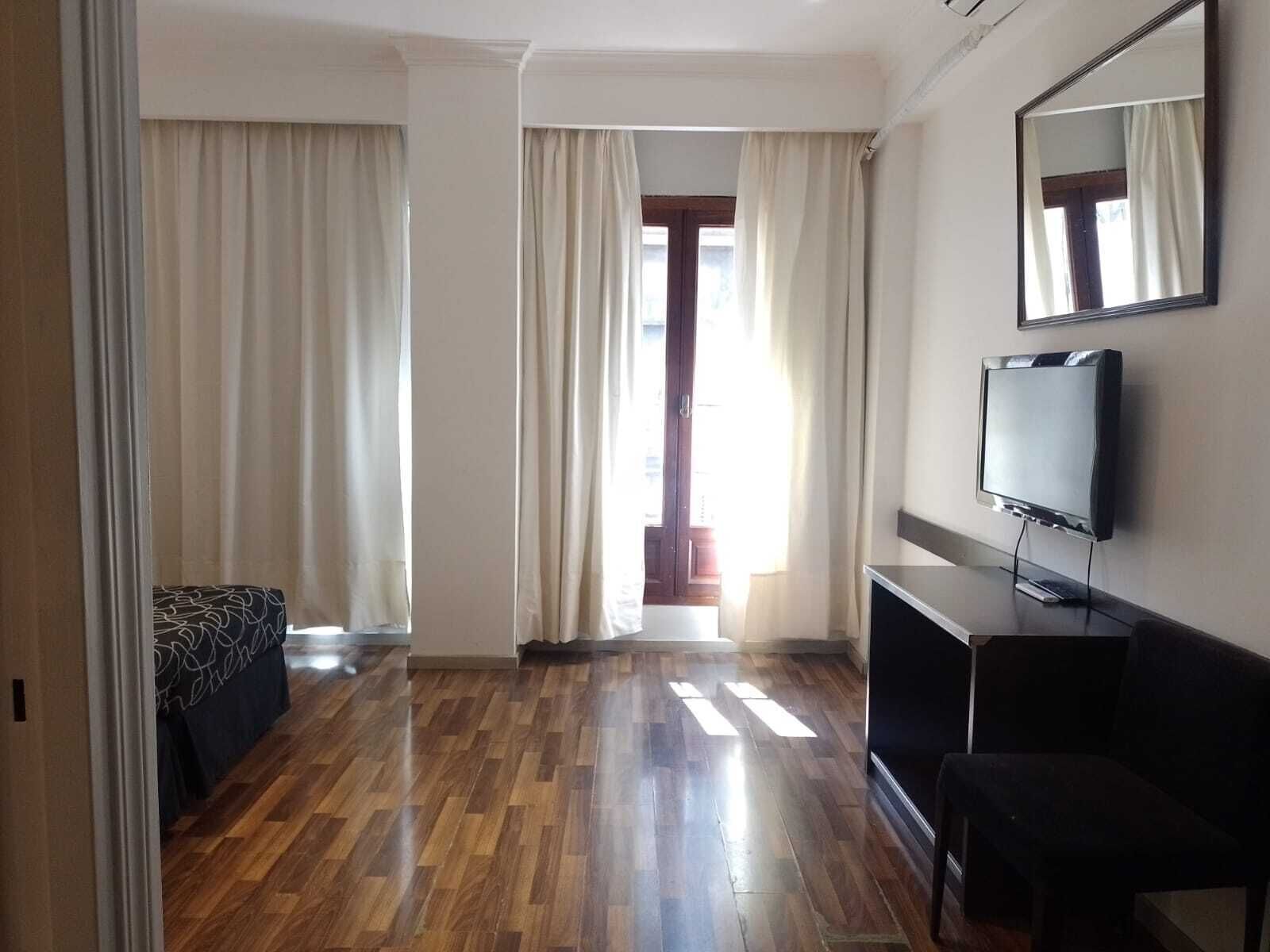 Cortinas blackout, wifi gratis y ropa de cama 